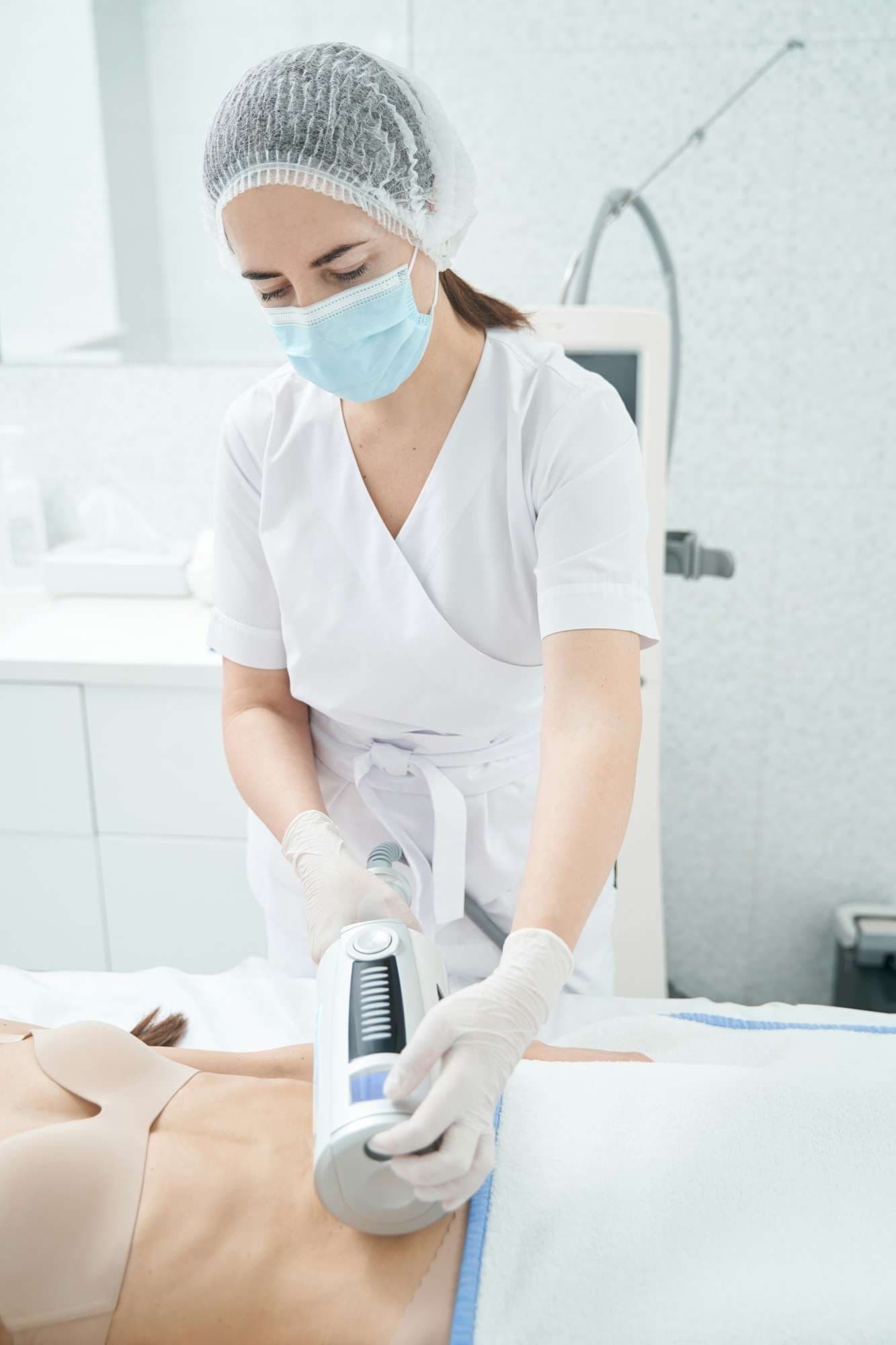 Professional performing Endosphères compressive micro-vibration therapy